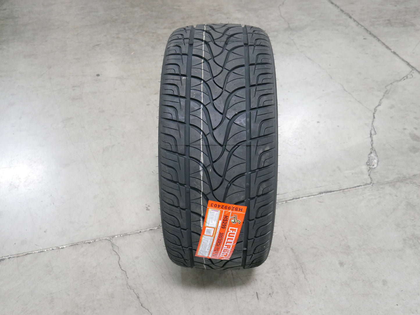 305/35R24 112V XL HS299 420AA